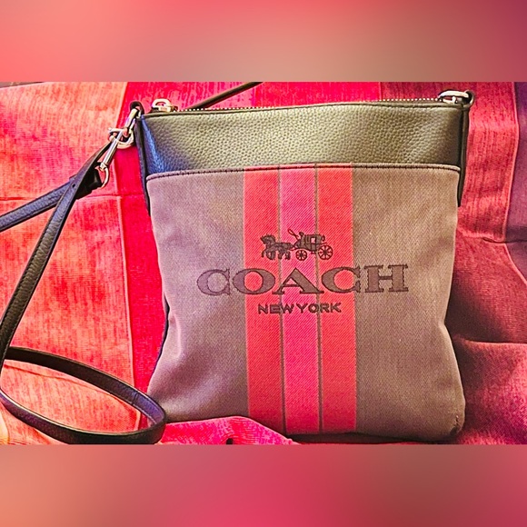 Coach New York with Carriage Crossbody Bag Slight Rubbing on Corners - Picture 8 of 8